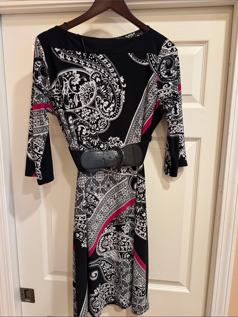 Lightweight and Flattering Black and White Paisley Sheath Dress with Pink Trim - Picture 5 of 7
